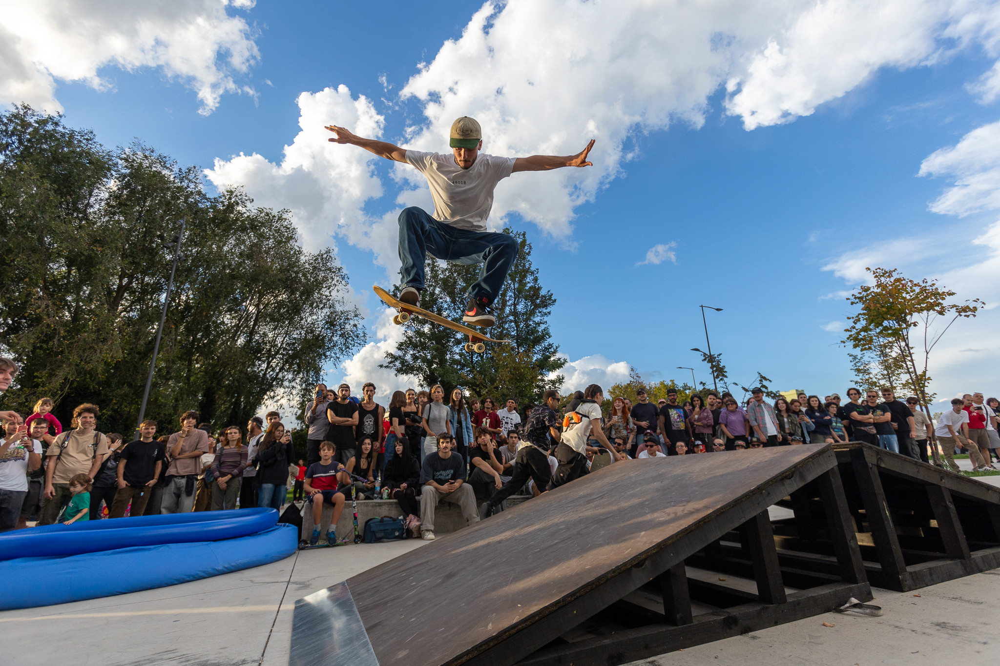 Sessione skate sulle rampe durante il contest