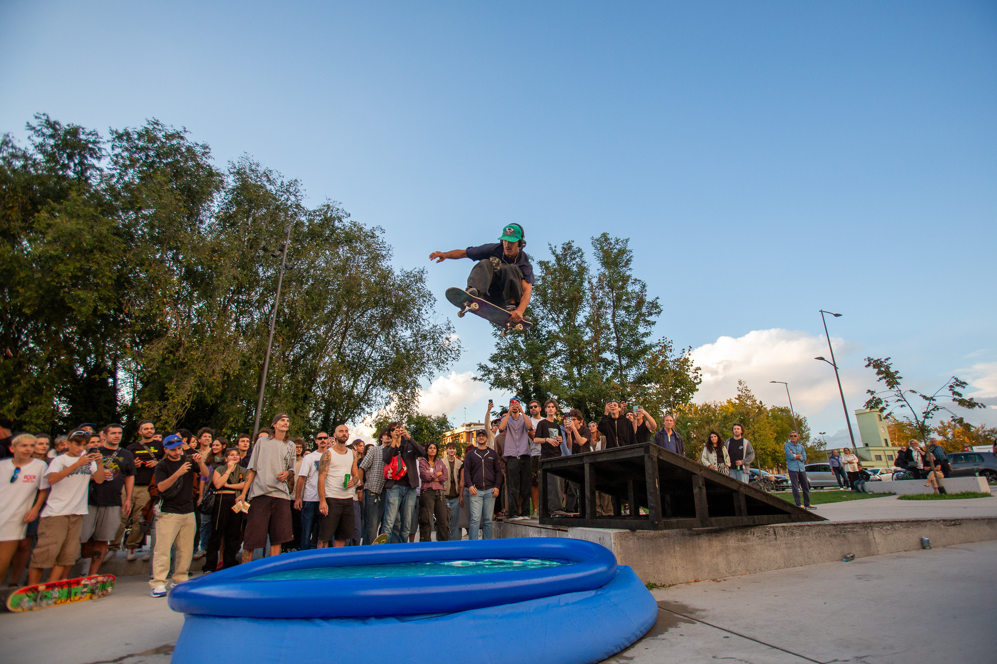 Skater in azione sulle rampe durante lo Skate Contest