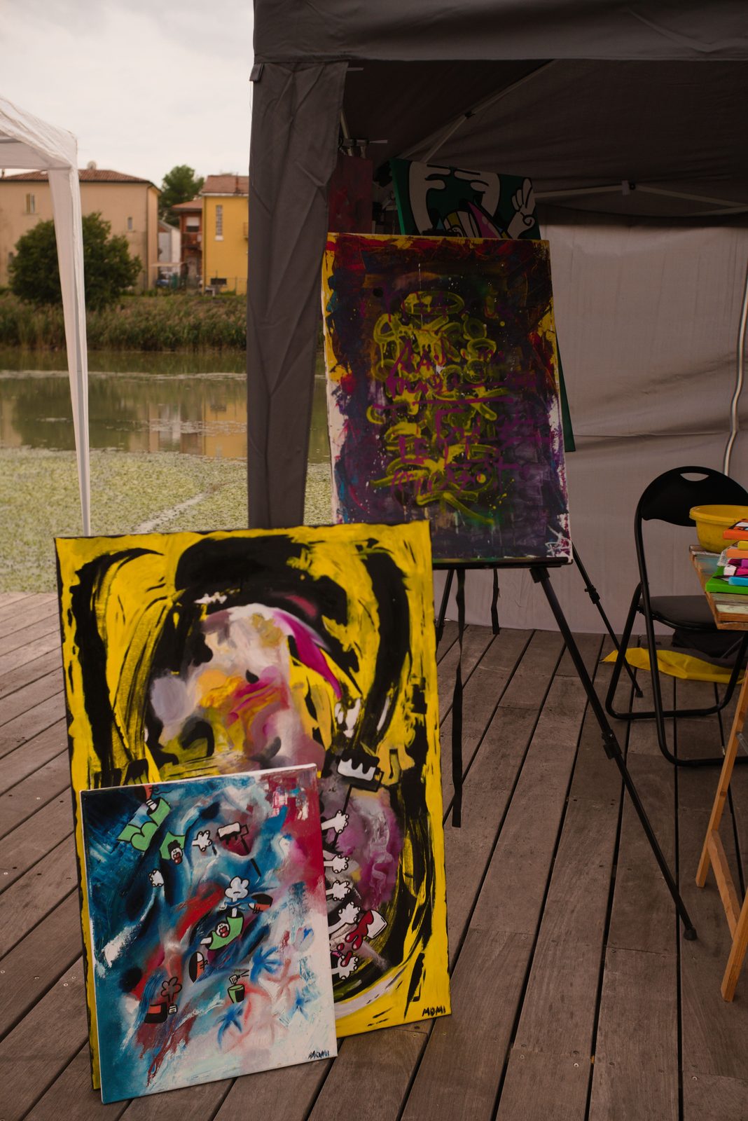 Tele e opere esposte al market