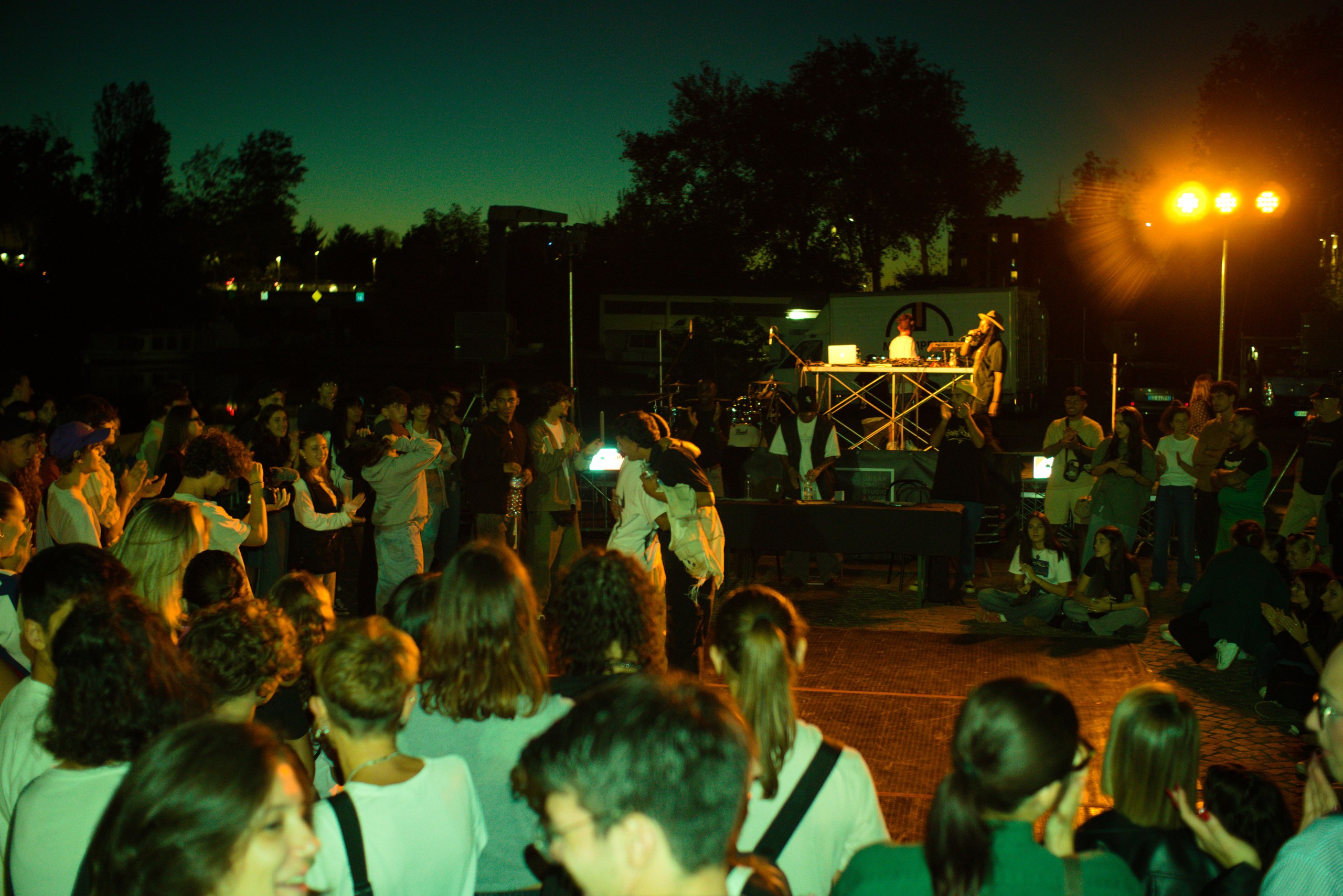 MC sul palco con il pubblico durante la serata hip hop
