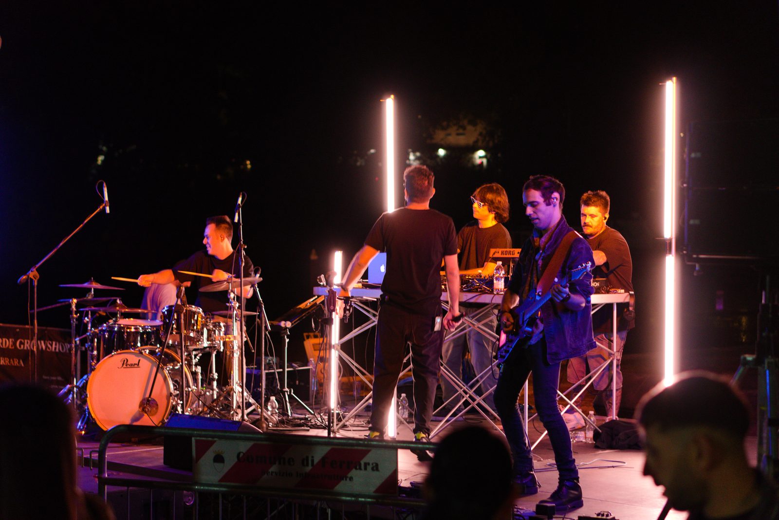 Artisti sul palco del Dock alla Darsena